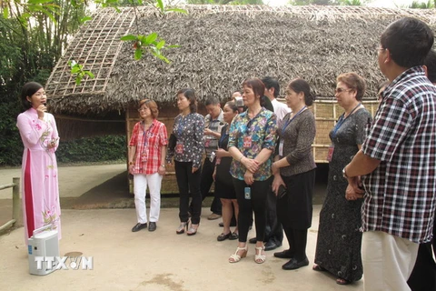 Hàng ngàn người về Khu di tích Kim Liên dâng hương viếng Bác