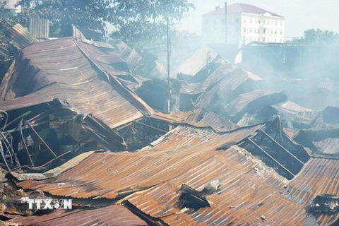 TP.HCM: Cháy lớn tại công ty gỗ, hơn 900m2 nhà xưởng đổ sập