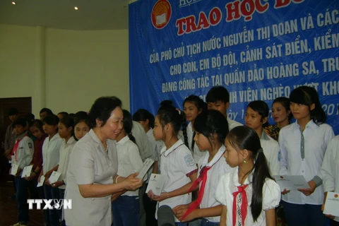 Phó Chủ tịch nước trao học bổng tặng học sinh tỉnh Nam Định
