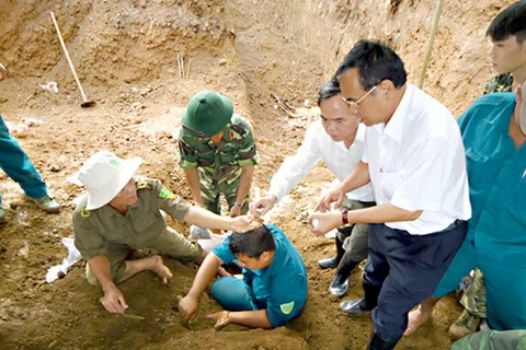 Cất bốc 36 hài cốt liệt sỹ trong hố chôn tập thể ở Long Khánh