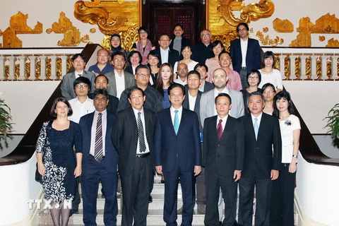 Thủ tướng tiếp các nhà báo dự Hội nghị mạng thông tin châu Á