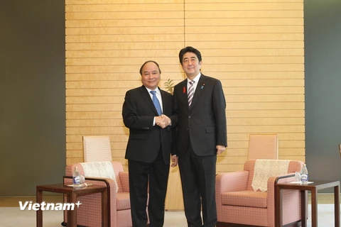 Phó Thủ tướng Nguyễn Xuân Phúc chào xã giao Thủ tướng Nhật