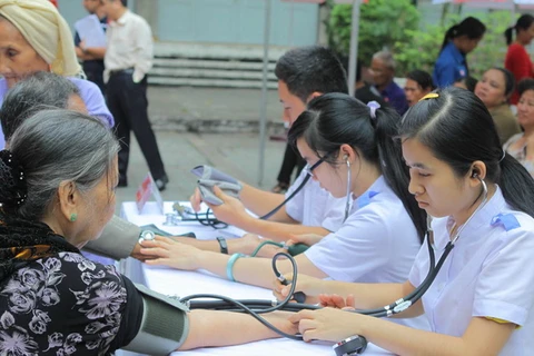 Khám chữa bệnh, cấp phát thuốc miễn phí cho dân Mường Nhé
