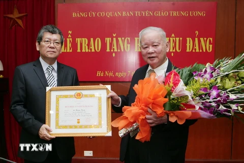 Trao tặng nguyên Bí thư Thành ủy Hà Nội huy hiệu 55 tuổi Đảng