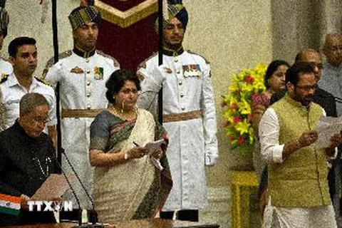 Các bộ trưởng mới tuyên thệ nhậm chức trước Tổng thống Pranab Mukherjee (trái) tại Dinh Tổng thống ở New Delhi. (Ảnh: AFP/TTXVN)