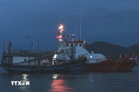 Phú Yên: Đưa hai cha con tàu cá trôi dạt trên biển vào bờ