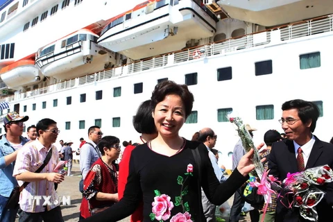 Tàu du lịch The World của Mỹ đưa du khách đến đảo Phú Quốc