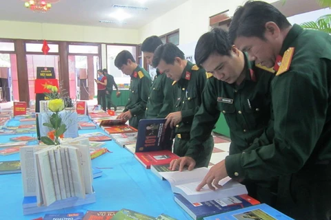 Khai mạc triển lãm sách-ảnh Quân đội Nhân dân Việt Nam anh hùng