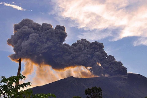 Indonesia đóng cửa sân bay do núi lửa Gamalama phun trào