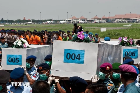 Tập trung tìm kiếm thân máy bay và hộp đen của QZ8501