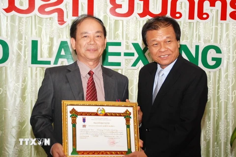 Lào trao tặng Huân chương Lao động cho Trưởng Đại diện TTXVN