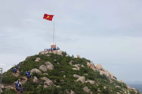 Xây dựng cột cờ Tổ quốc tại đảo Mắt của tỉnh Nghệ An