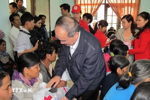 Chủ tịch MTTQ Việt Nam thăm và tặng quà ngư dân Phú Yên