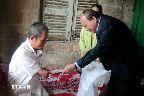 Phó Thủ tướng thăm, tặng quà các hộ nghèo, nạn nhân da cam
