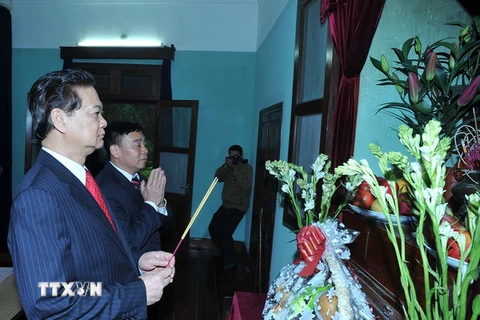 Thủ tướng đến dâng hương tưởng niệm Chủ tịch Hồ Chí Minh