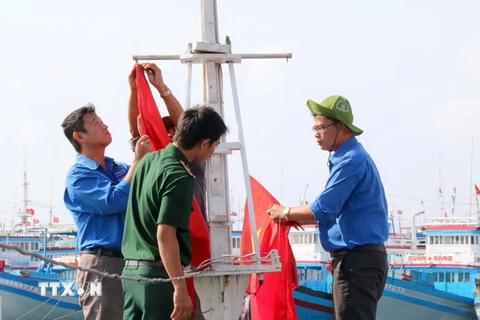 Tặng cờ Tổ quốc cho ngư dân huyện đảo Phú Quý ở Bình Thuận