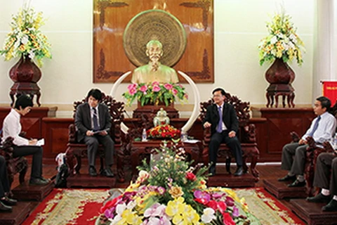 Phó Chủ tịch UBND thành phố Cần Thơ Đào Anh Dũng tiếp Phó Tổng lãnh sự Nhật Bản tại Thành phố Hồ Chí Minh Yoshinori Yakabe. (Nguồn: baocantho)