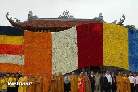 Xác lập kỷ lục thế giới “Lá cờ Phật giáo bằng hoa tươi lớn nhất”