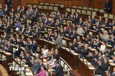Thượng viện Nhật Bản nhất trí lùi thời hạn tăng thuế tiêu dùng
