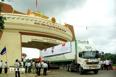 Tháo gỡ ùn tắc giao thông tại cửa khẩu Quốc tế Lao Bảo