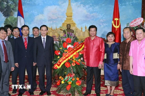 Thắm tình anh em Việt-Lào ngày Tết cổ truyền Bun-pi-may 2015 