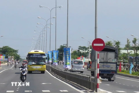 Các phương tiện tham gia giao thông trên đường nâng cấp mở rộng Quốc lộ 1A, đoạn qua địa phận tỉnh Quảng Nam. (Ảnh: Đoàn Hữu Trung/TTXVN)