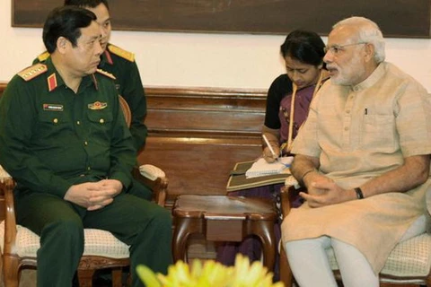 Thủ tướng Ấn Độ Narendra Modi với Bộ trưởng Quốc phòng Việt Nam, Đại tướng Phùng Quang Thanh. (Nguồn: PTI)