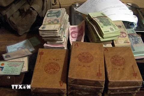 Tang vật của vụ án vận chuyển ma túy ở Lào Cai. (Ảnh: Nguyễn Công Hải/TTXVN)