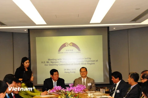 Ông Nguyễn Phong Quang (trên cùng, trái) giới thiệu tiềm năng vùng Đồng bằng sông Cửu Long với doanh nghiệp Hong Kong. (Ảnh: Hà Ngọc-Đức Nam/Vietnam+)