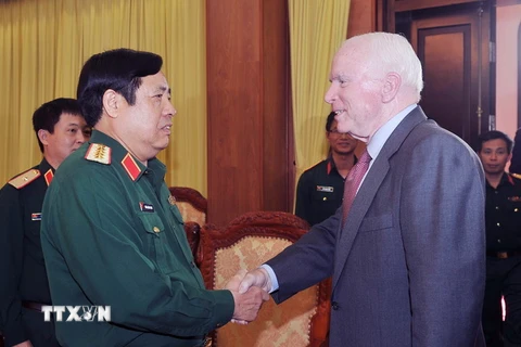 Đại tướng Phùng Quang Thanh, Bộ trưởng Bộ Quốc phòng tiếp Thượng Nghị sỹ Mỹ John McCain. (Ảnh: Trọng Đức/TTXVN)