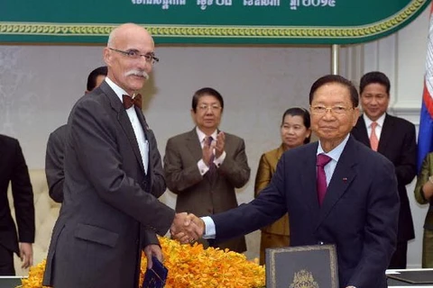 Phó Thủ tướng kiêm Phó Chủ tịch thứ nhất Hội đồng phát triển Campuchia Keat Chhon và Đại sứ EU tại Campuchia Jean Francois Cautain. (Nguồn: Xinhua)