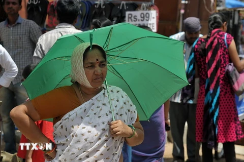 Thời tiết nắng nóng tại Hyderabad ngày 26/5. (Ảnh: AFP/TTXVN)