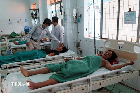 Các bệnh nhân đang điều trị tích cực tại Bệnh viện Đa khoa tỉnh Kon Tum. (Ảnh: Cao Nguyên/TTXVN)