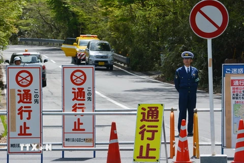Cảnh sát phong tỏa tuyến đường tới khu vực suối nước nóng do lo ngại hoạt động của núi lửa ngày 6/5 vừa qua. (Ảnh: AFP/TTXVN)