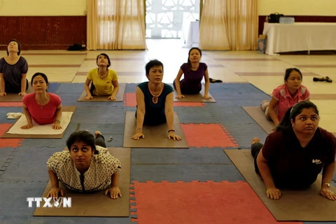 Nhiều người dân tham gia lớp học Yoga. (Ảnh: Thế Anh/TTXVN)
