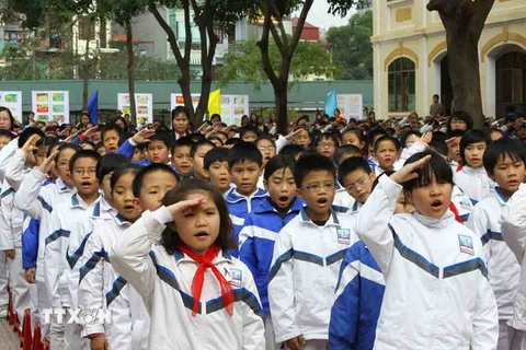 Học sinh Trường Phổ thông Dân lập Nguyễn Siêu, Hà Nội, hát Quốc ca trong lễ chào cờ. (Ảnh: Bích Ngọc/TTXVN )