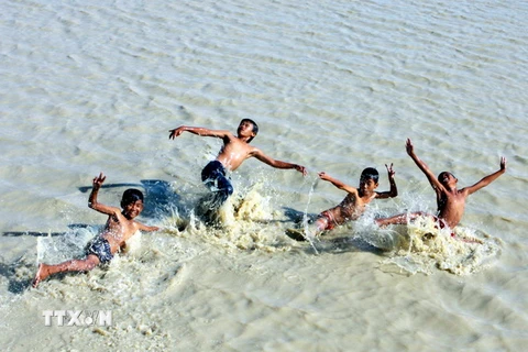 Trẻ em chơi đùa trên sông nước. (Ảnh minh họa: Nguyễn Thủy/TTXVN)
