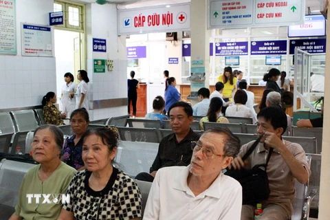 Bệnh viện Xanh Pôn tiếp nhận lượng bệnh nhân là người già và trẻ em tăng cao. (Ảnh: Dương Ngọc/TTXVN)