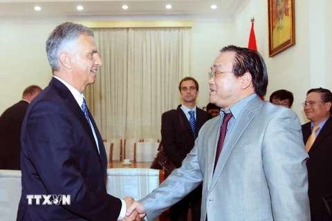 Phó Thủ tướng Hoàng Trung Hải tiếp Bộ trưởng Ngoại giao Thụy Sĩ Didier Burkhalter đang thăm chính thức Việt Nam. (Ảnh: An Đăng/TTXVN)
