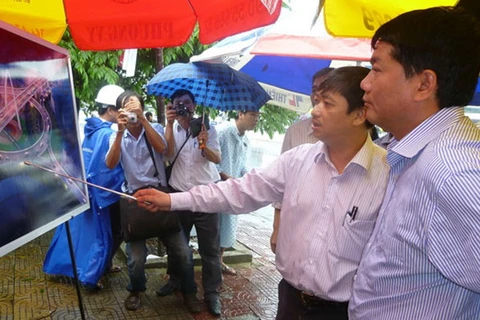 Ông Đặng Việt Dũng và Bộ trưởng Giao thông Vận tải Đinh La Thăng. (Nguồn: danang.gov.vn)