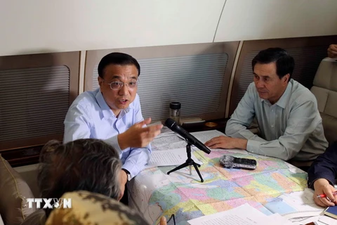 Thủ tướng Trung Quốc Lý Khắc Cường chỉ đạo công tác cứu hộ cứu nạn tàu khách bị chìm ở sông Dương Tử ngày 1/6 vừa qua. (Ảnh: THX/TTXVN)