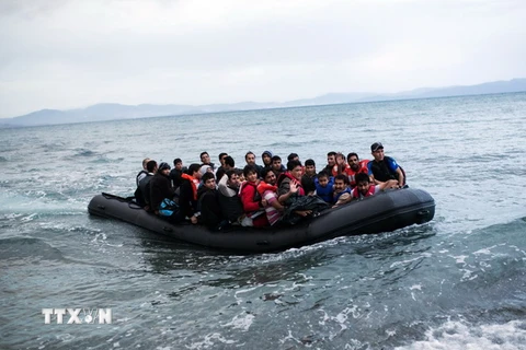 Người di cư Afghanistan tới ngoài khơi đảo Kos, Hy Lạp khi vượt qua vùng biển Aegean giữa Thổ Nhĩ Kỳ và Hy Lạp ngày 27/5 vừa qua. (Ảnh: AFP/TTXVN)
