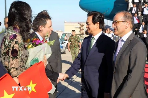 Lễ đón Thủ tướng Nguyễn Tấn Dũng và Phu nhân tại sân bay quân sự Figo Manduro, Thủ đô Lisbon. (Ảnh: Đức Tám/TTXVN)