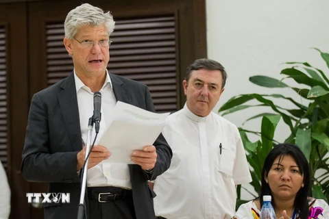 Điều phối viên về nhân đạo và dân cư của Liên hợp quốc tại Colombia Fabrizio Hochschild (trái). (Ảnh: AFP/TTXVN) 