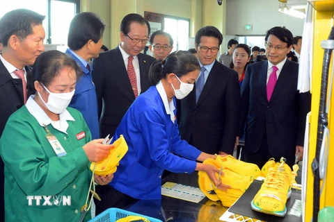 Đoàn nghị sỹ Hàn Quốc tại khu công nghiệp chung Kaesong. (Ảnh: AFP/TTXVN)
