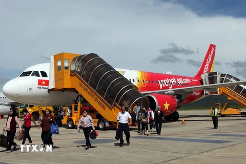 Máy bay của Vietjet Air trả khách tại sân bay Liên Khương, tỉnh Lâm Đồng. (Ảnh: Huy Hùng/TTXVN)