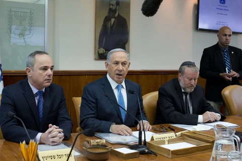 Thủ tướng Israel Benjamin Netanyahu (giữa), Bộ trưởng quan hệ quốc tế và các vấn đề chiến lược Yuval Steinitz (trái) và Thư ký Nội các Avichai Mandelblit (phải) tại phiên họp ngày 19/4 vừa qua. (Ảnh: AFP/TTXVN)