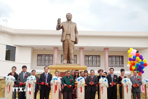 Quang cảnh lễ cắt băng khánh thành và bàn giao Trường Chính trị - Hành chính tỉnh Huaphanh. (Ảnh: Phạm Kiên/TTXVN)