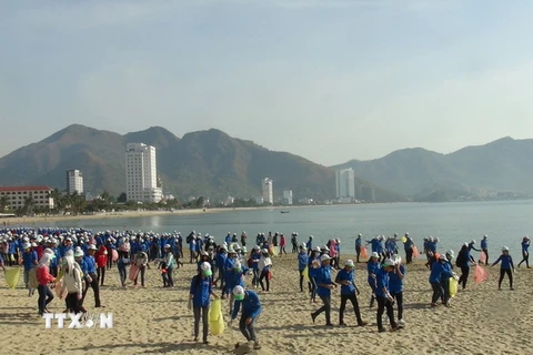 Hơn 1.000 sinh viên tham gia nhặt rác, làm sạch bãi biển Nha Trang. (Ảnh: Nguyên Lý/TTXVN)