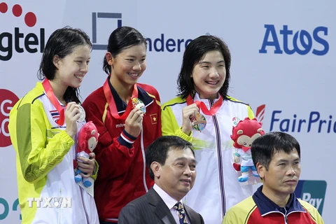 Kình ngư Nguyễn Thị Ánh Viên (giữa) trên bục nhận huy chương vàng. (Ảnh: Quốc Khánh/TTXVN)